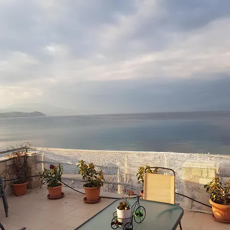 Mare -sea View Apartment/διαμέρισμα με θέα στην θάλασσα * Koróni